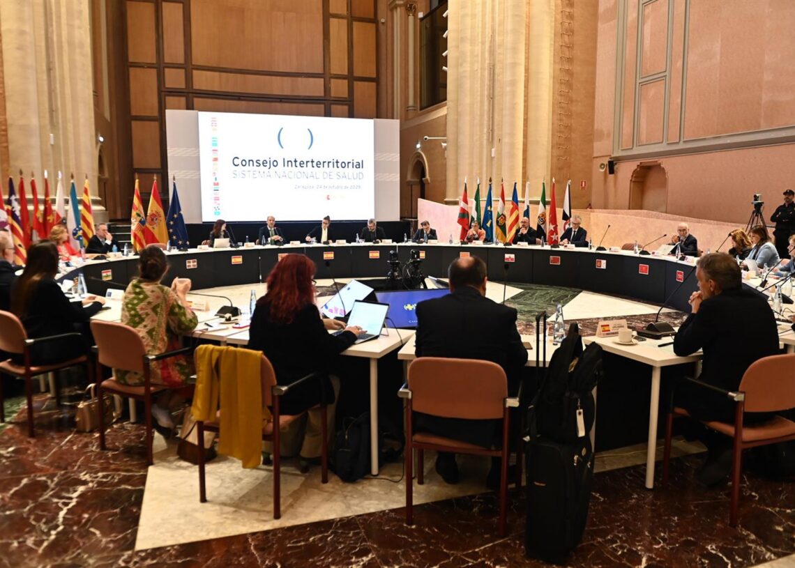 La ministra de Sanidad, Mónica García, interviene en el pleno del Consejo Interterritorial del Sistema Nacional de Salud (CISNS), en la sede de la Diputación General de Aragón, a 24 de octubre de 2025, en Zaragoza.Ramón Comet - Europa Press