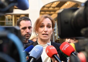 La ministra de Sanidad, Mónica García, atiende a los medios de comunicación al término del pleno del Consejo Interterritorial del Sistema Nacional de Salud (CISNS), en la sede de la Diputación General de Aragón.Ramón Comet - Europa Press