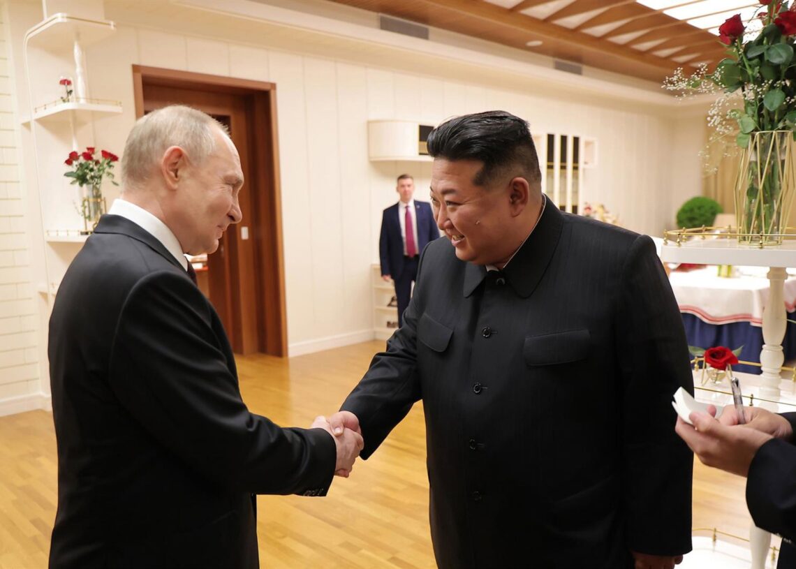 Archivo - Saludo entre el presidente de Rusia, Vladimir Putin, y el dirigente de Corea del Norte, Kim Jong Un-/KCNA via YNA/dpa - Archivo