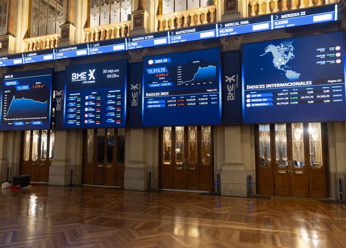Paneles digitales en el Palacio de la Bolsa de Madrid, a 30 de septiembre de 2025, en Madrid (España).  Eduardo Parra - Europa Press
