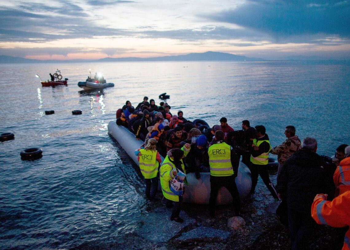 Archivo - Rescate de refugiados y migrantes en una lancha en el mar EgeoDPA / KAY NIETFELD - Archivo