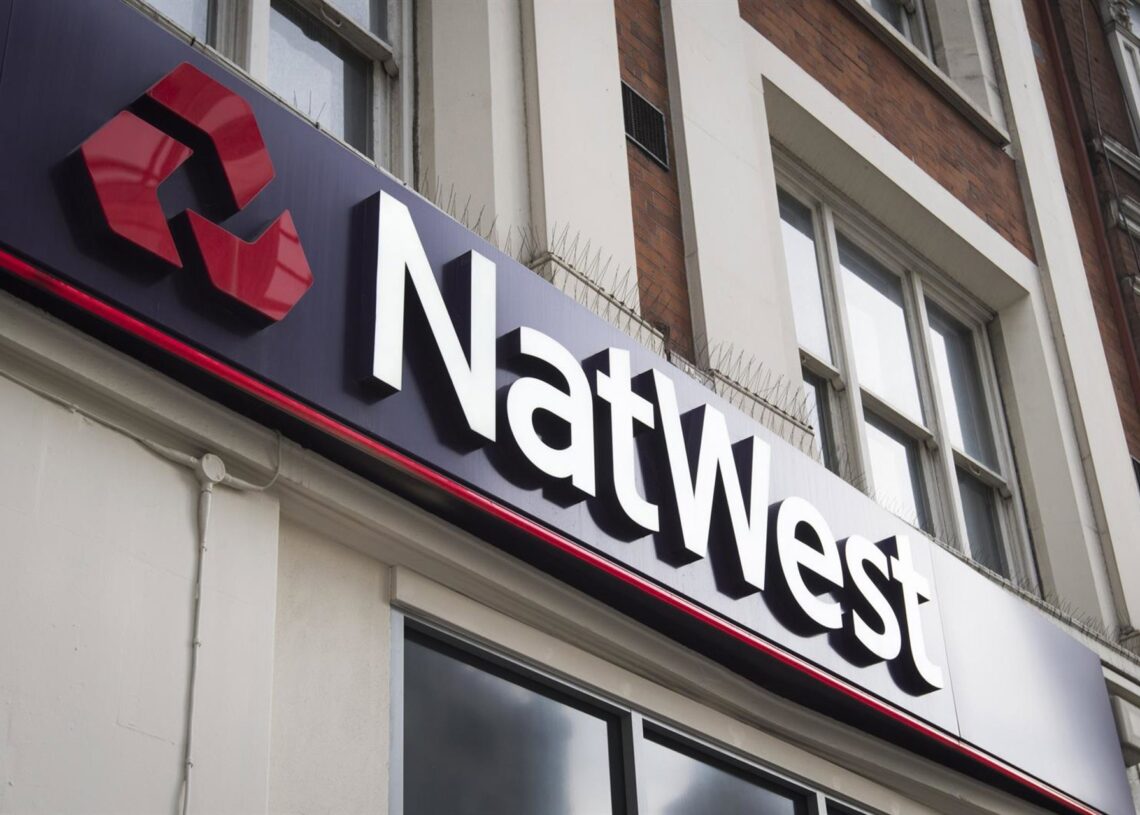 Archivo - 30 May 2025, United Kingdom, London: Undated file photo of a branch of NatWest opposite the RBS offices in Bishopsgate, London. The Government has sold its remaining shares in NatWest and confirmed a £10.5 billion loss since the bank was rescuedMatt Crossick/PA Wire/dpa - Archivo