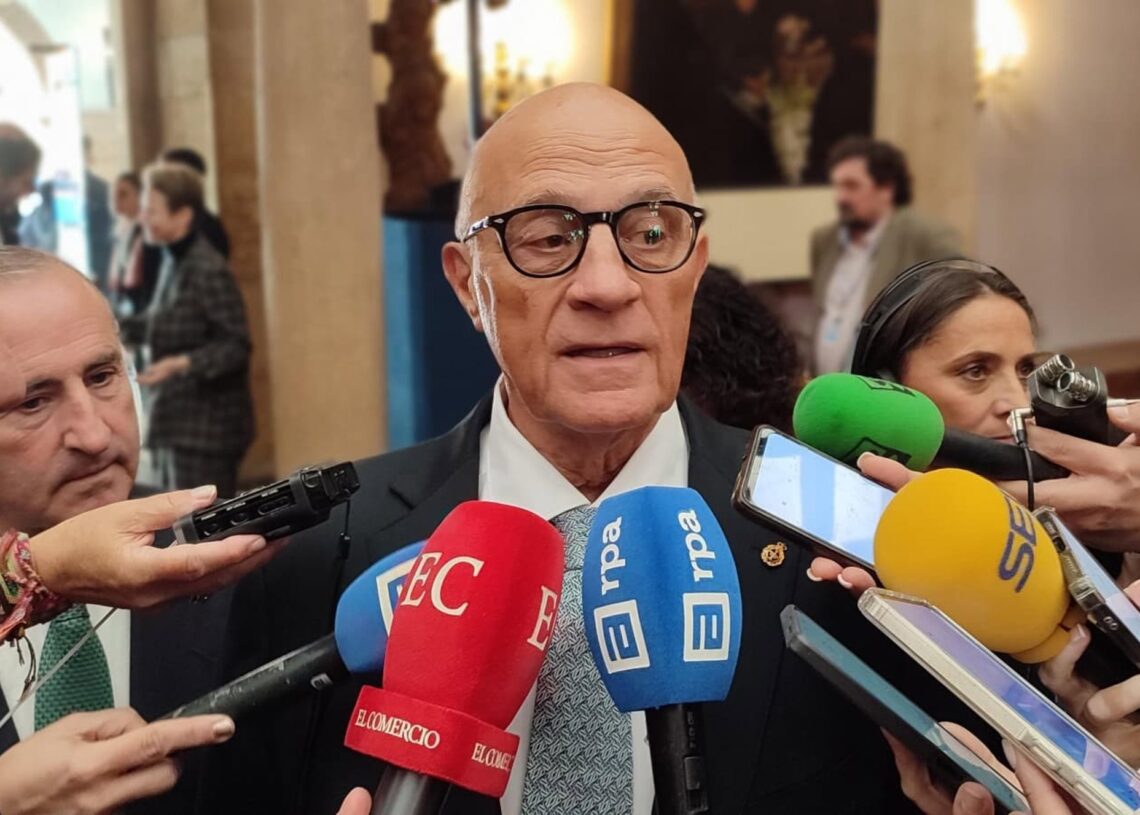 El presidente del Banco Sabadell, Josep Oliu, atiende a los medios en Oviedo con motivo de su asistencia a la ceremonia de entrega de los Premios Princesa de Asturias 2025.EUROPA PRESS