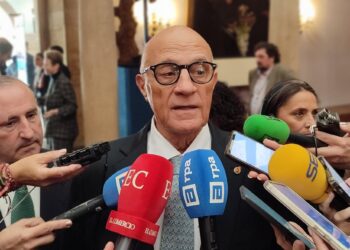 El presidente del Banco Sabadell, Josep Oliu, atiende a los medios en Oviedo con motivo de su asistencia a la ceremonia de entrega de los Premios Princesa de Asturias 2025.EUROPA PRESS
