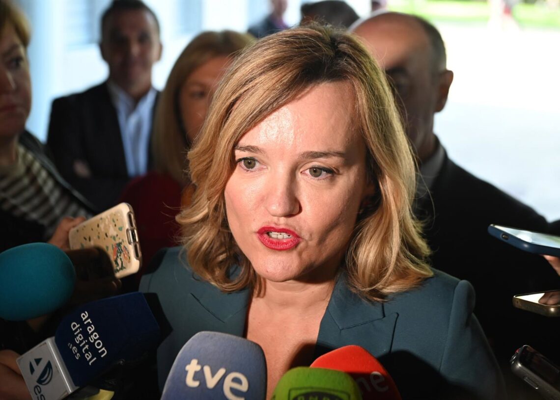 La ministra de Educación, Formación Profesional y Deportes, Pilar Alegría, atiende a los medios a su llegada a la inauguración del I Congreso Nacional Red de Líderes, a 24 de octubre de 2025, en Zaragoza, Aragón (España).Ramón Comet - Europa Press