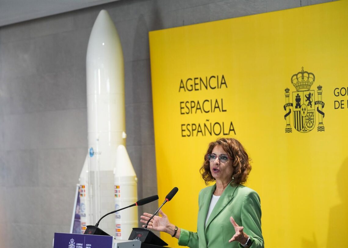 La vicepresidenta primera del Gobierno y ministra de Hacienda, María Jesús Montero, interviene en el transcurso de una visita realezada a la Agencia Espacial Española (AEE) en Sevilla, donde preside el homenaje al ingeniero granadino Emilio Herrera. A 24 María José López - Europa Press
