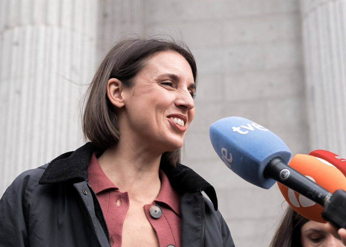 La secretaria política de Podemos, Irene Montero, atiende a los medios tras el registro de una iniciativa en apoyo a la comunicadora Cristina Fallarás y en contra la violencia machista en el Congreso de los Diputados, a 24 de octubre de 2025, en Madrid (EDiego Radamés - Europa Press
