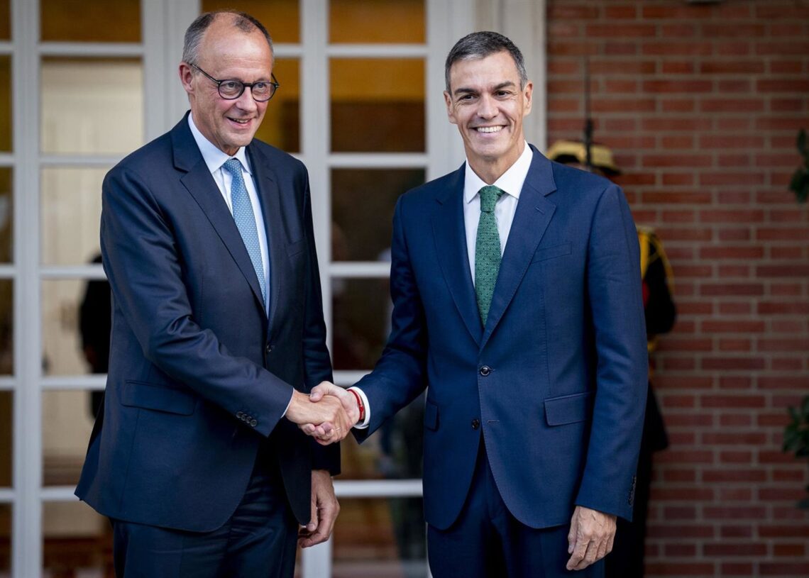 Archivo - El presidente del Gobierno, Pedro Sánchez (d), recibe al canciller de la República Federal de Alemania, Friedrich Merz (i), en el Palacio de la MoncloaA. Pérez Meca - Europa Press - Archivo
