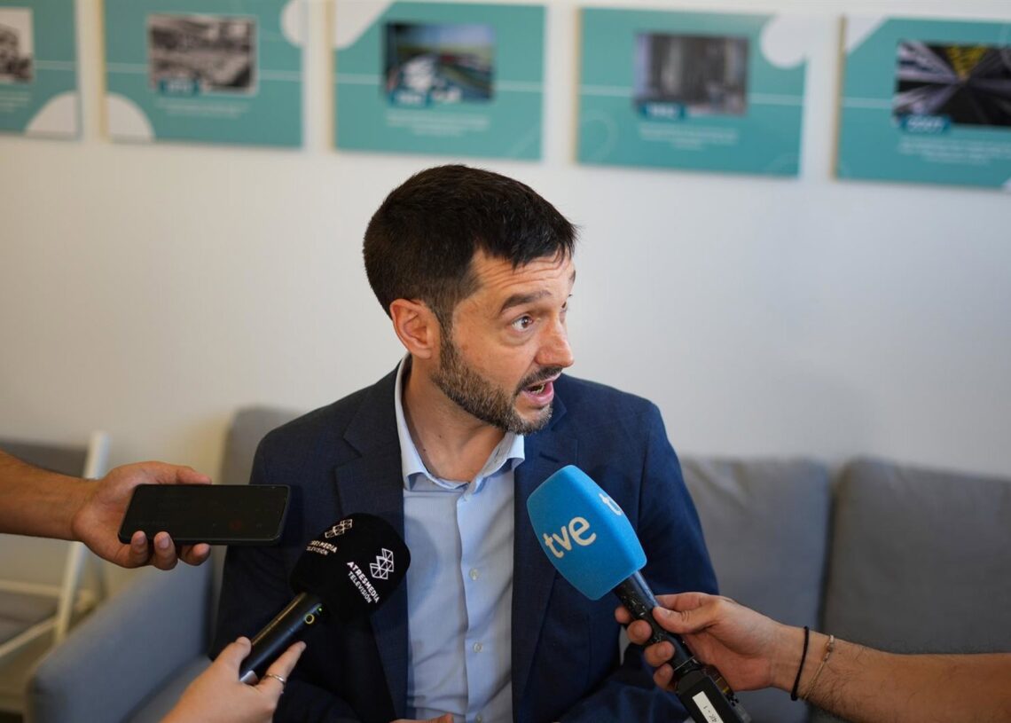 El ministro de Derechos Sociales, Consumo y Agenda 2030, Pablo Bustinduy, atiende a los medios de comunicación, a 24 de octubre de 2025, en Sedaví, Valencia, Comunidad Valenciana (España). Jorge Gil - Europa Press