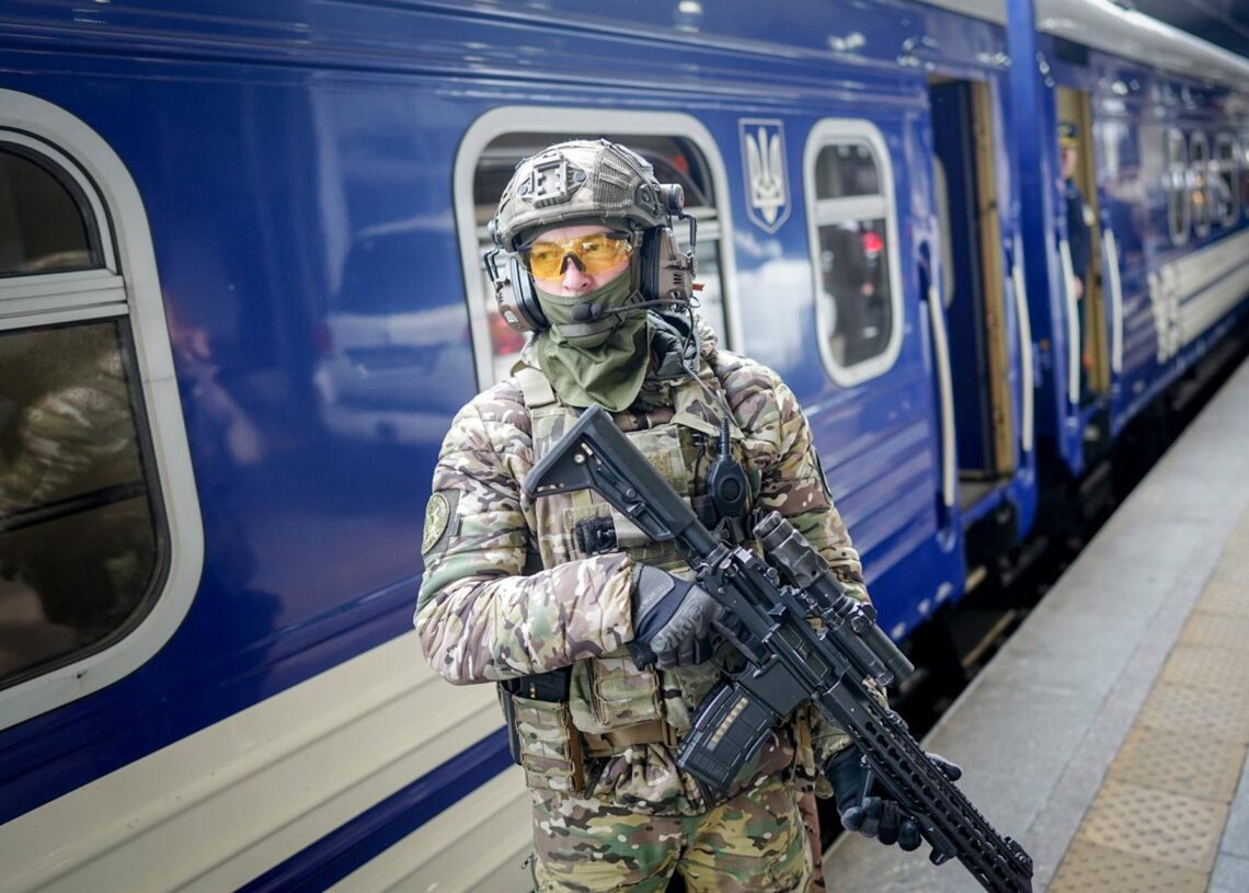 Archivo - Un solado ucraniano en la estación de tren de Kiev, imagen de archivo.Kay Nietfeld/dpa - Archivo