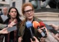 La secretaria política de Podemos, Irene Montero (i),  y la periodista Cristina Fallarás (d) atienden a los medios ante el Congreso.Diego Radamés - Europa Press