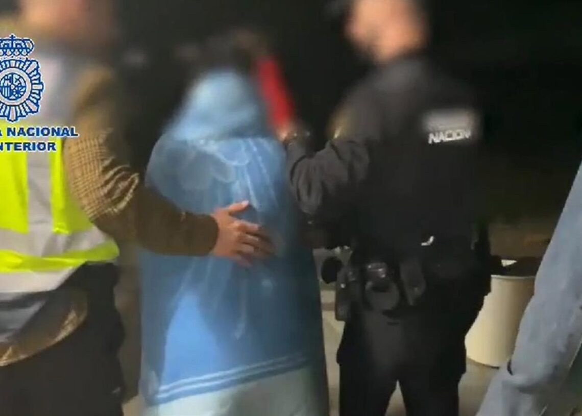 Archivo - Agentes de la Policía Nacional junto a la madre en el momento de su detención.POLICÍA NACIONAL - Archivo