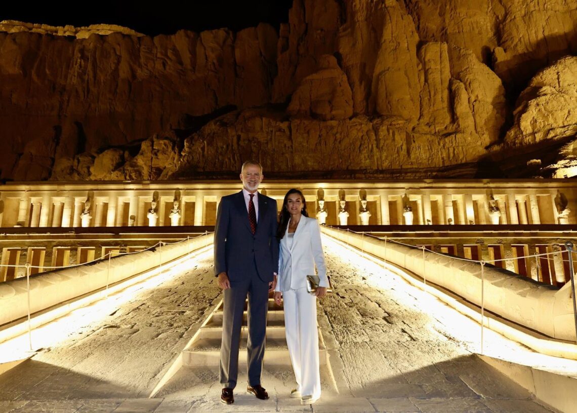 Archivo - Los Reyes Felipe VI y Letizia durante una visita al templo Hatshepsut, a 18 de septiembre de 2025Casa de S.M. el Rey - Archivo