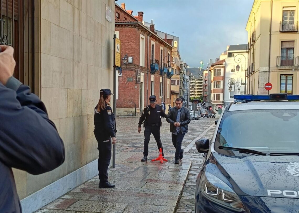 Entrada del acusado del 'crimen de Nochebuena' a la Audiencia Provincial de León el primer día del juicio.EUROPA PRESS