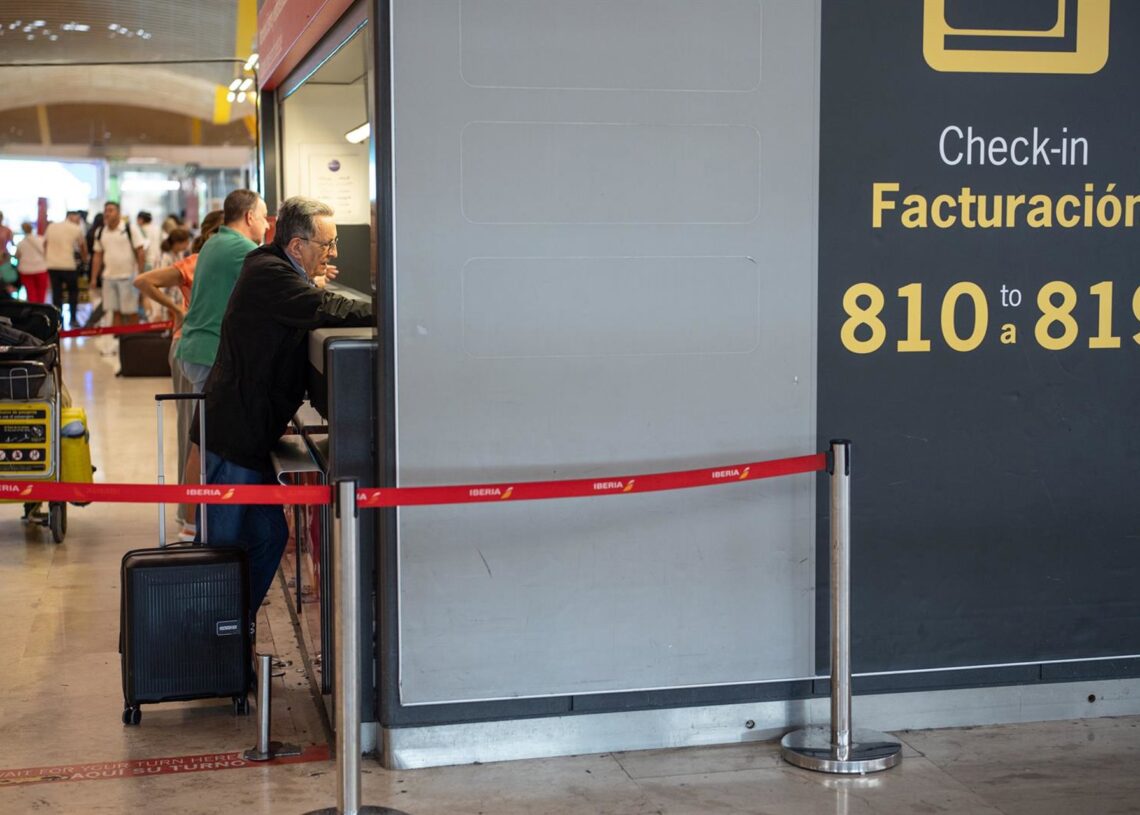 Archivo - Varias personas durante la facturación de maletas en la T4 del Aeropuerto Adolfo Suárez Madrid-Barajas, a 31 de agosto de 2025, en Madrid (España). Alejandro Martínez Vélez - Europa Press - Archivo