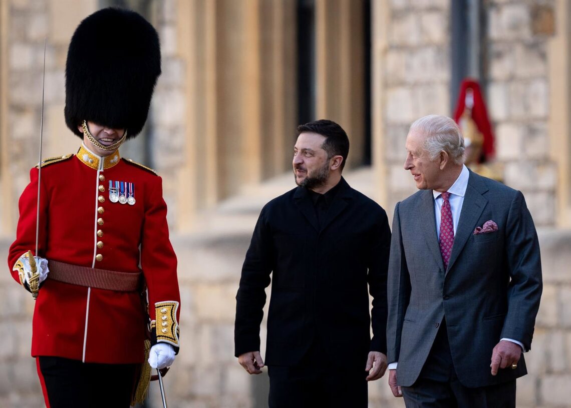 El rey Carlos III recibe en el castillo de Windsor al presidente de Ucrania, Volodimir ZelenskiAaron Chown/PA Wire/dpa
