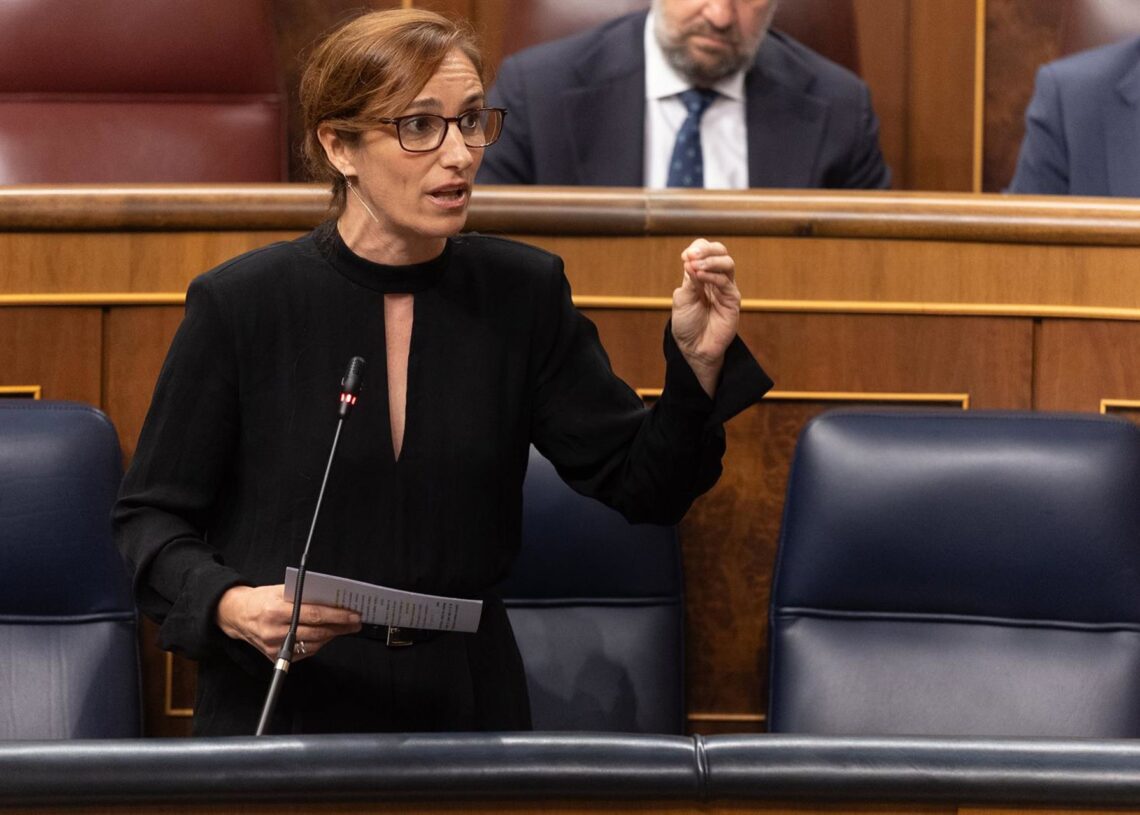 Imagen de archivo de la ministra de Sanidad, Mónica García, durante una sesión de control al Gobierno, en el Congreso de los Diputados.Eduardo Parra - Europa Press