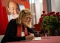 Archivo - La diputada, Anna Balletbò firma en el libro de condolencias por la muerte de Alfredo Pérez Rubalcaba en Barcelona , en una imagen de archivo
- David Zorrakino - Europa Press - Archiv