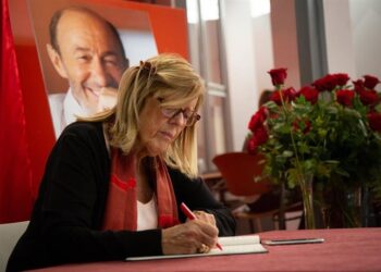 Archivo - La diputada, Anna Balletbò firma en el libro de condolencias por la muerte de Alfredo Pérez Rubalcaba en Barcelona , en una imagen de archivo
- David Zorrakino - Europa Press - Archiv