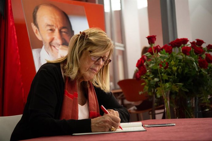 Archivo - La diputada, Anna Balletbò firma en el libro de condolencias por la muerte de Alfredo Pérez Rubalcaba en Barcelona , en una imagen de archivo
- David Zorrakino - Europa Press - Archiv