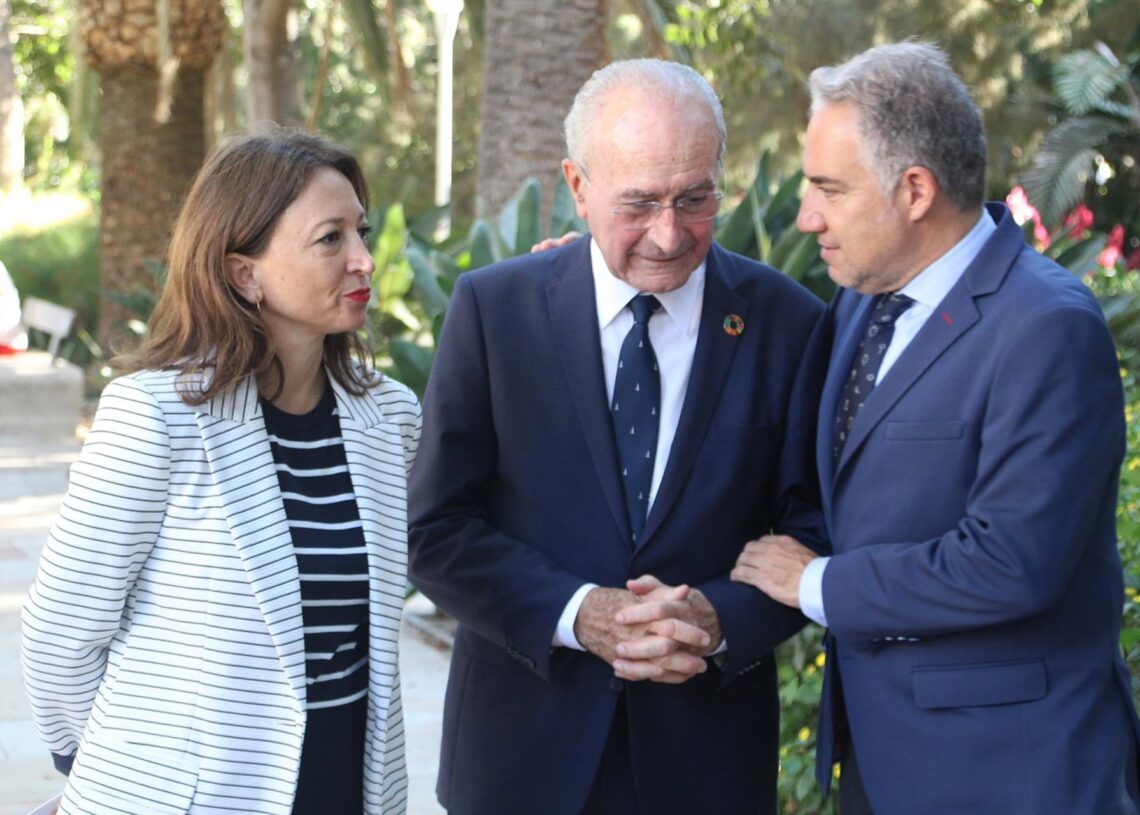 El vicesecretario de Coordinación Autonómica y Local y Análisis Electoral del PP, Elías Bendodo, junto a la presidenta provincial, Patricia Navarro, y el alcalde de la ciudad, Francisco de la Torre.PP MÁLAGA