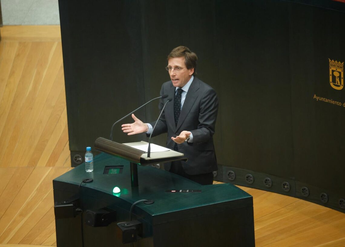El alcalde de Madrid, José Luis Martínez-Almeida, durante un pleno extraordinario del Ayuntamiento de Madrid, en el Palacio de CibelesAlejandro Martínez Vélez - Europa Press