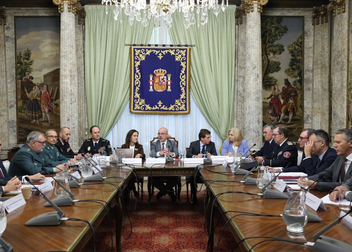 El alcalde de Madrid, José Luis Martínez-Almeida (2d), y el delegado del Gobierno en la Comunidad de Madrid, Francisco Martín (c), presiden el Consejo y la Junta Local de Seguridad de la ciudad de Madrid, en la Delegación del Gobierno, a 24 de octubre de Marta Fernández - Europa Press