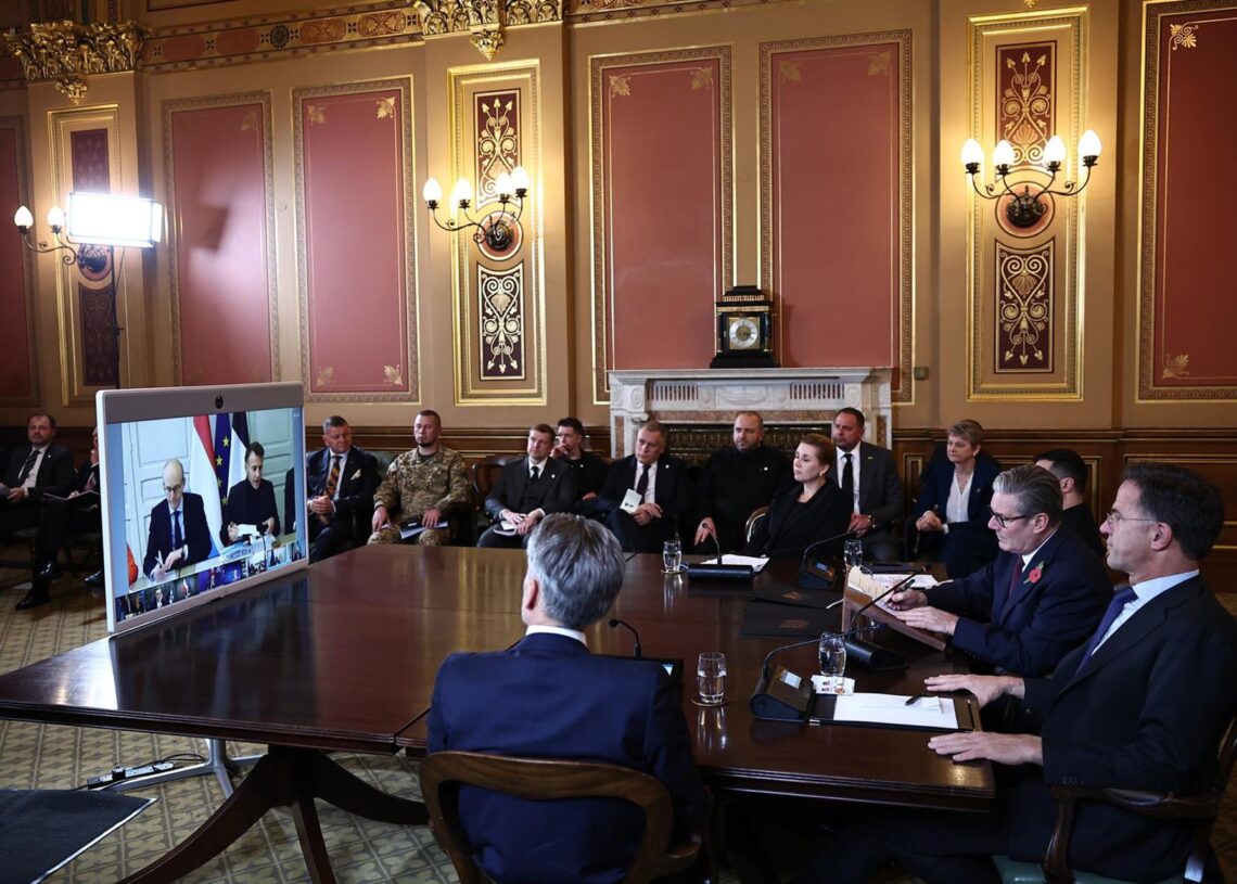 El primer ministro británico, Keir Starmer, acoge una reunión de la Coalición de los Voluntarios en la que participan presencialmente el presidente de Ucrania, Volodimir Zelenski, y el secretario general de la OTAN, Mark Rutte, entre otros.Henry Nicholls/PA Wire/dpa