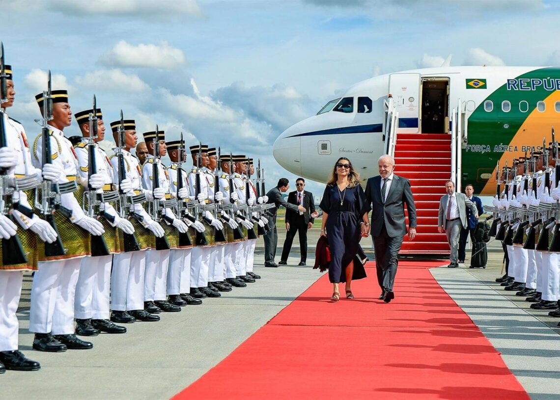 El presidente brasileño, Luiz Inácio Lula da Silva, junto a la primera dama Janja da Silva a su llegada a Kuala Lumpur, capital de Malasia.Ricardo Stuckert/Agencia Brazil/ DPA