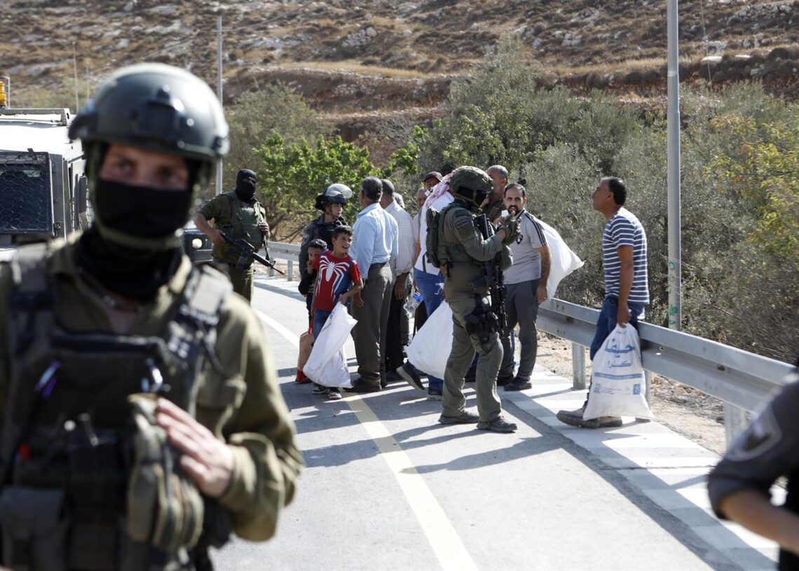 Militares israelíes impiden la recogida de aceitunas en Hebrón (Cisjordania) Europa Press/Contacto/Mamoun Wazwaz