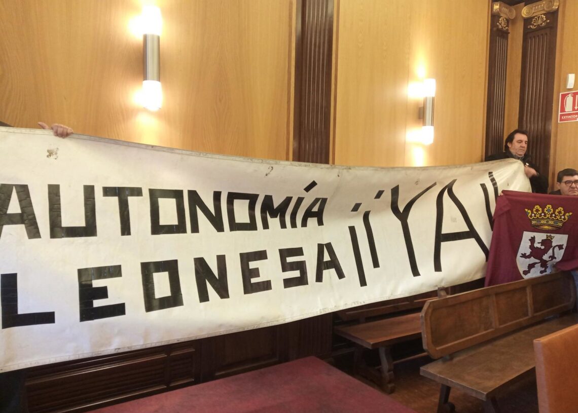 Archivo - Pancarta desplegada e el pleno del Ayuntamiento de León en favor de la autonomía de la Región Leonesa.EUROPA PRESS - Archivo