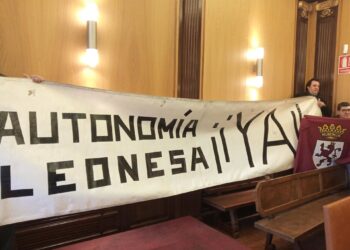 Archivo - Pancarta desplegada e el pleno del Ayuntamiento de León en favor de la autonomía de la Región Leonesa.EUROPA PRESS - Archivo