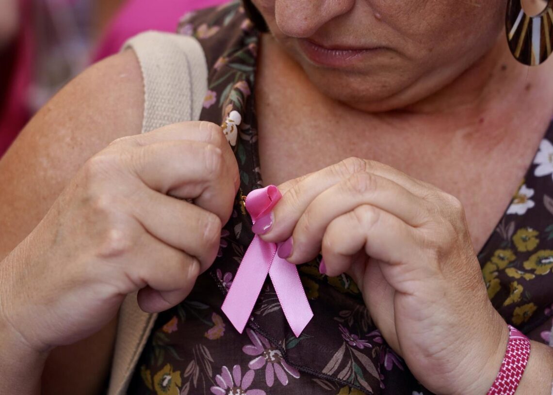 Movilización ciudadana por los fallos en el cribado del cáncer de mama en Málaga. A 10 de octubre de 2025, en Málaga (Andalucía, España). Movilización ciudadana por los fallos en el cribado del cáncer de mama frente a la Delegación de Salud de la Junta deÁlex Zea - Europa Press