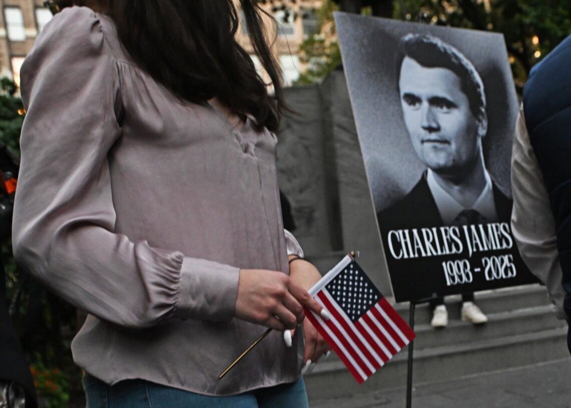 Archivo - 12 September 2025, US, New York: A woman holds a US flag next to a photo of Charlie Kirk, the US conservative activist and co-founder of Turning Point USA, who was shot dead at an event at Utah Valley UniversityAndrea Renault/ZUMA Press Wire/d / DPA - Archivo