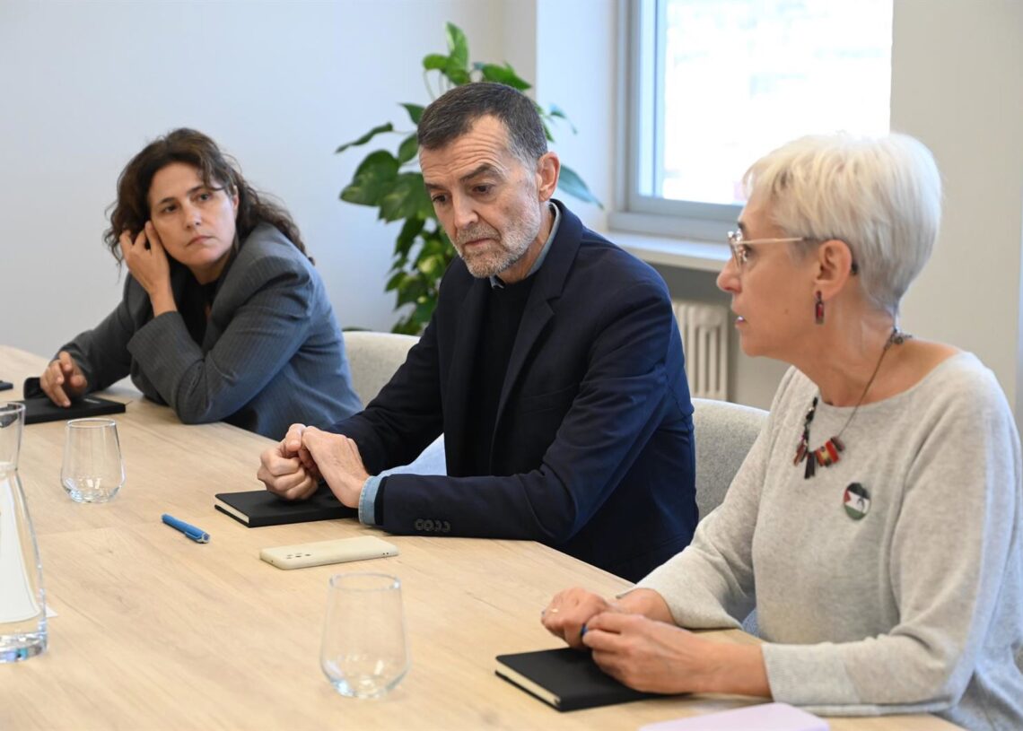 El coordinador federal de Izquierda Unida, Antonio Maíllo, la coordinadora general de Ezker Anitza-IU,  Arantxa González, y la responsable federal de Relaciones Institucionales, Amanda Meyer, en Bilbao David de Haro - Europa Press