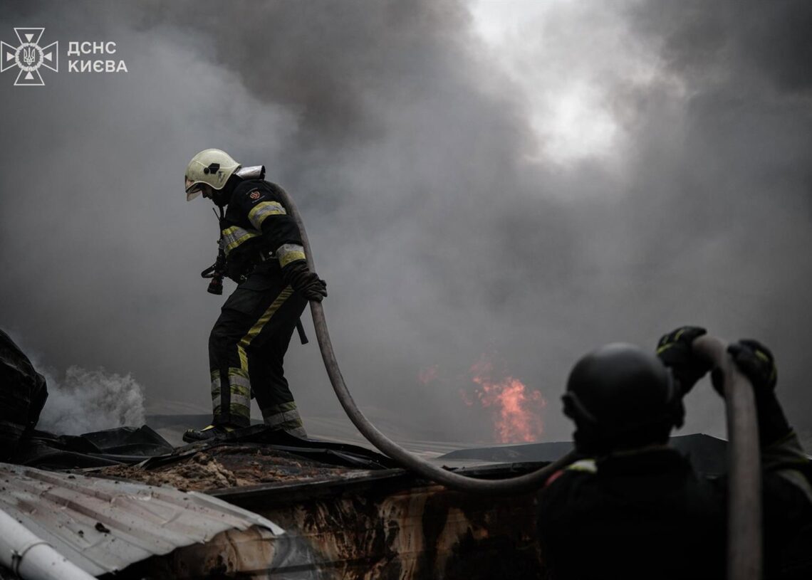 Imagen de archivo de un bombardeo ruso en Kiev, a 25 de octubre de 2025SERVICIO DE EMERGENCIAS DE UCRANIA / TELEGRAM