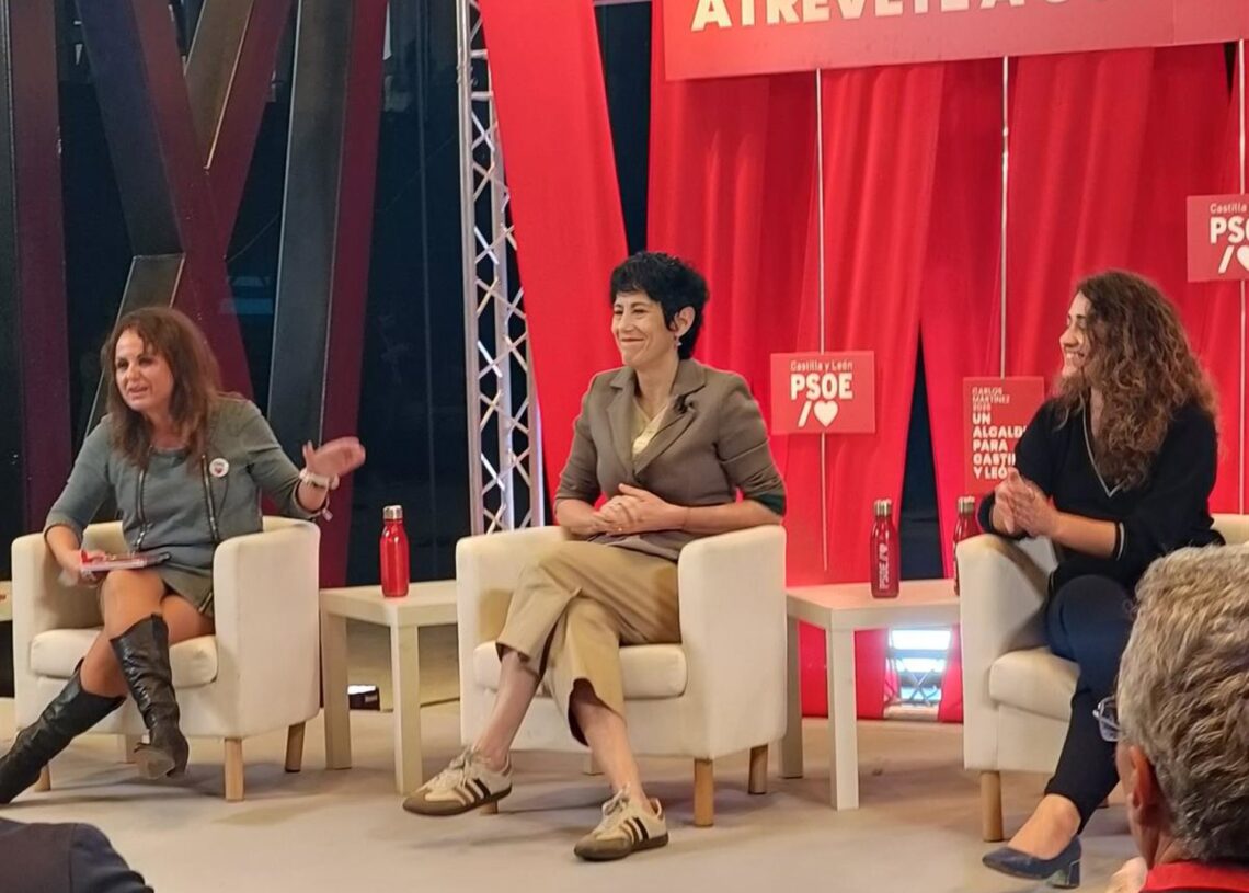 La ministra de Inclusión, Seguridad Social y Migraciones, Elma Saiz, durante la mesa de trabajo del PSOE  'Transformación social y administración pública. Los fondos europeos como motor de transformación' en León.EUROPA PRESS