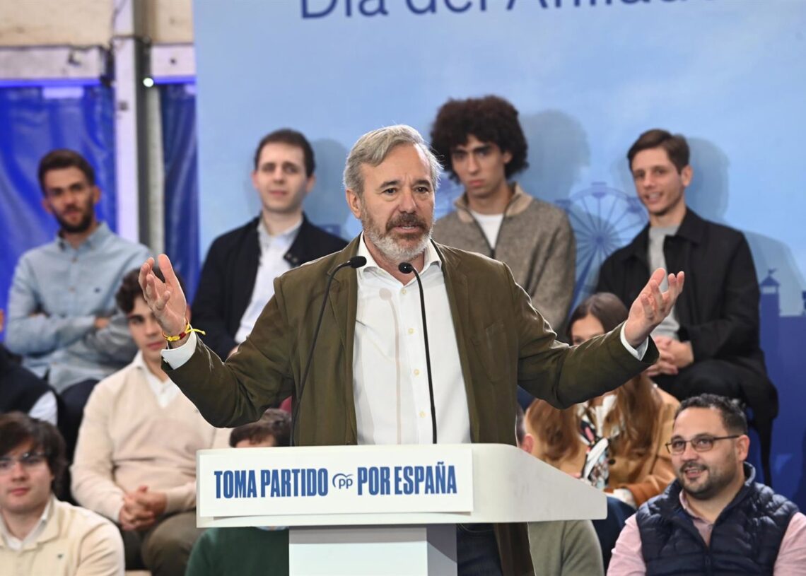El presidente autonómico del PP, Jorge Azcón, interviene durante un acto por el Día del Afiliado del PP de Aragón en el Parque de Atracciones, a 25 de octubre de 2025, en Zaragoza, Aragón (España). El Partido Popular de Aragón organiza esta cita anual parRamón Comet - Europa Press