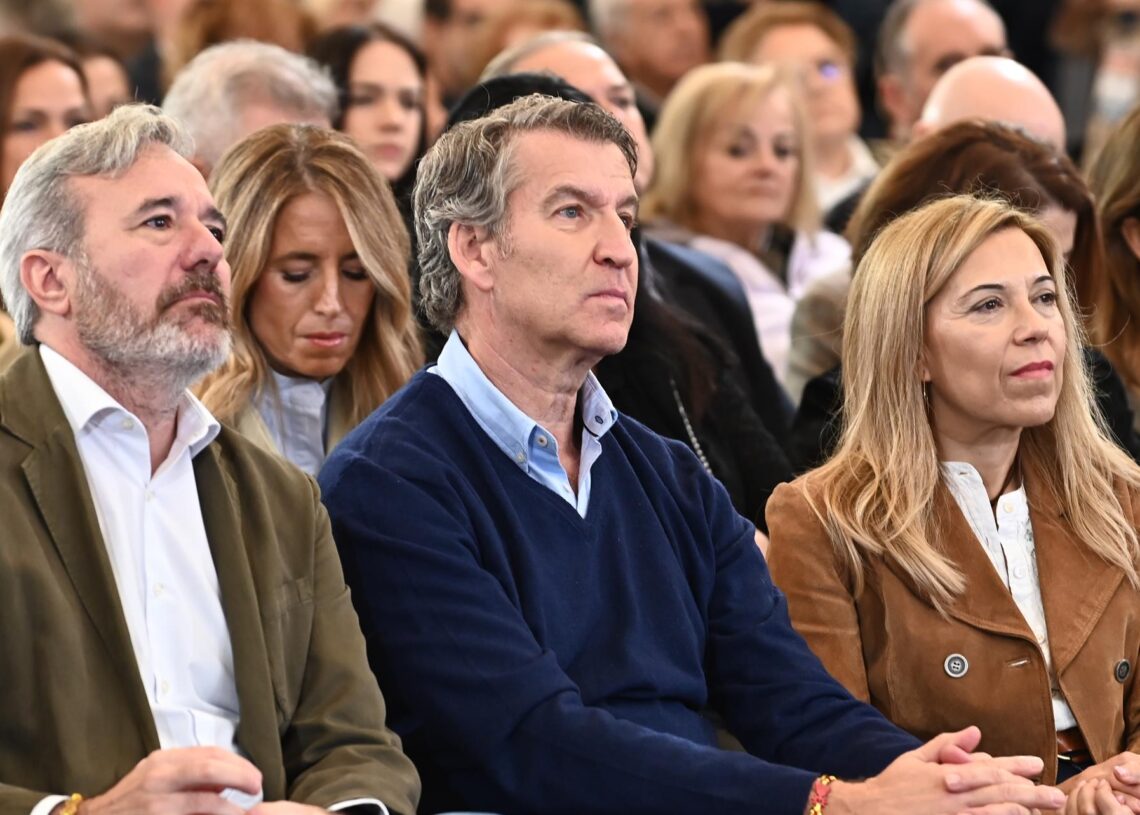 (I-D) El presidente autonómico del PP, Jorge Azcón, y el presidente del Partido Popular, Alberto Núñez Feijóo, durante un acto por el Día del Afiliado del PP de Aragón en el Parque de Atracciones, a 25 de octubre de 2025, en Zaragoza, Aragón (España). El Ramón Comet - Europa Press