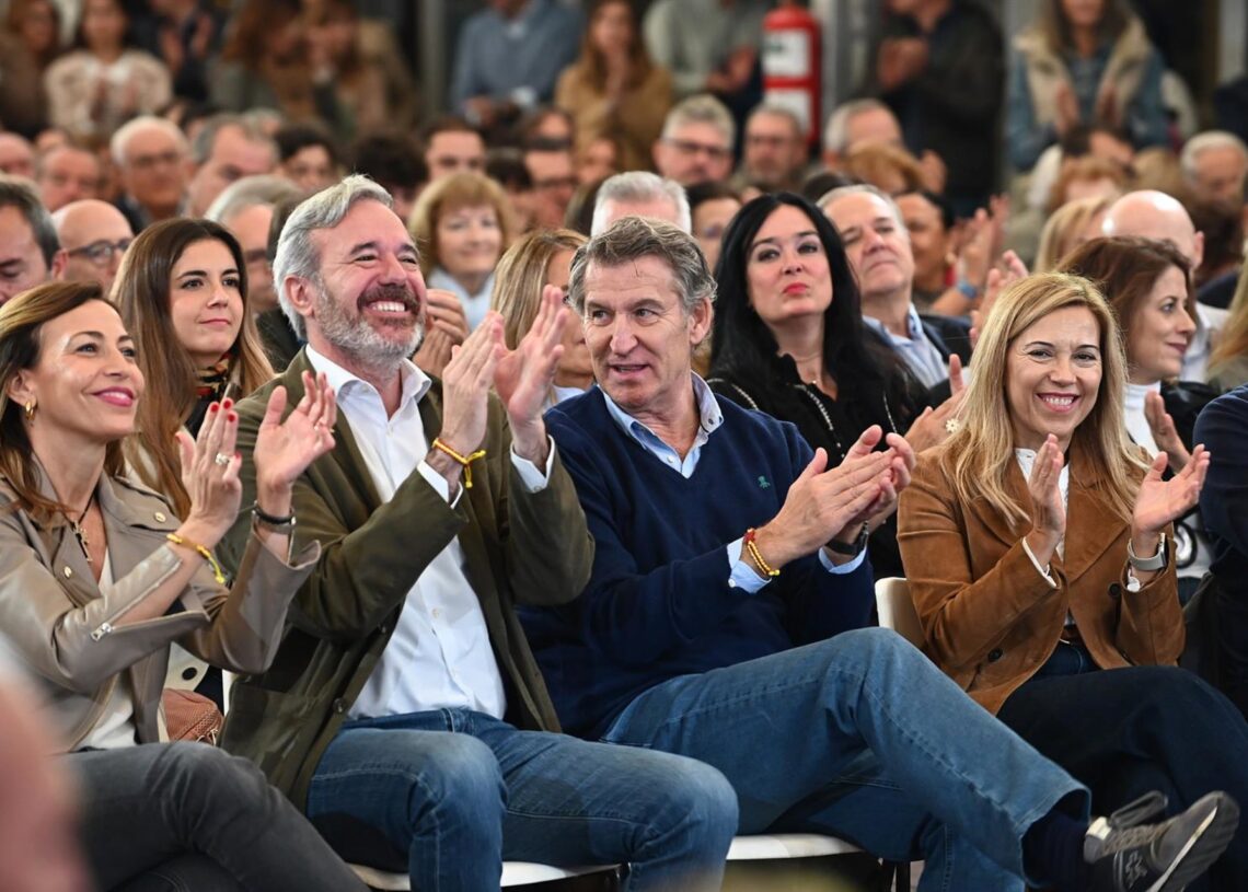 (I-D)La alcaldesa de Zaragoza, Natalia Chueca, el presidente autonómico del PP, Jorge Azcón, y el presidente del Partido Popular, Alberto Núñez Feijóo, durante un acto por el Día del Afiliado del PP de Aragón en el Parque de Atracciones, a 25 de octubre dRamón Comet - Europa Press