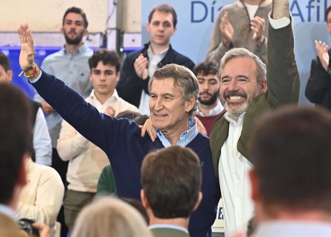 (I-D) El presidente del Partido Popular, Alberto Núñez Feijóo, y el presidente autonómico del PP, Jorge Azcón, durante un acto por el Día del Afiliado del PP de Aragón en el Parque de Atracciones, a 25 de octubre de 2025, en Zaragoza, Aragón (España). El Ramón Comet - Europa Press