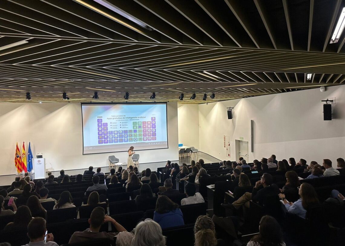 La periodista de RTVE  Montserrat Rigall i Corominas  ha impartido el taller "Inteligencia Artificial aplicada a la Información en Salud".ANIS