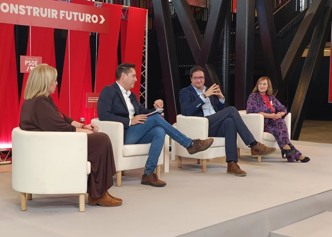 El ministro para la Transformación Digital y de la Función Pública, Óscar López, durante las Jornadas del PSOE 'Atrévete a construir futuro . Los Fondos Next Generation, motor de crecimiento en Castilla y León' en León capital.EUROPA PRESS
