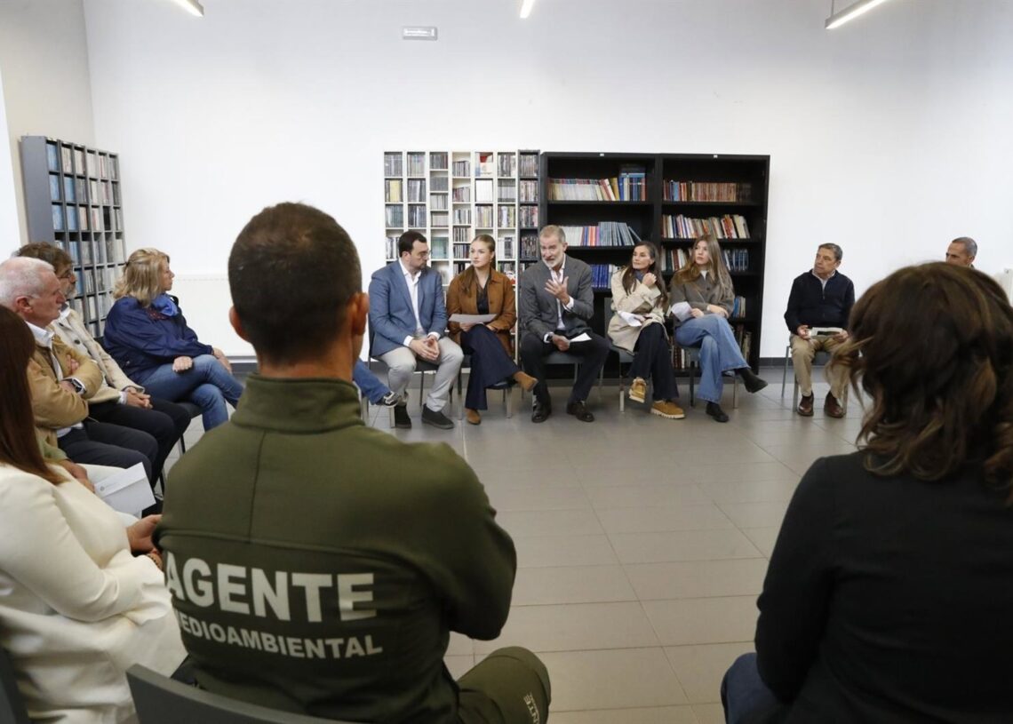 El presidente del Principado de Asturias, Adrián Barbón, ha participado en la reunión que los reyes, la Princesa de Asturias y la infanta Sofía han mantenido con los alcaldes y alcaldesas de los concejos afectados por los incedios del pasado verano.PRINCIPADO DE ASTURIAS