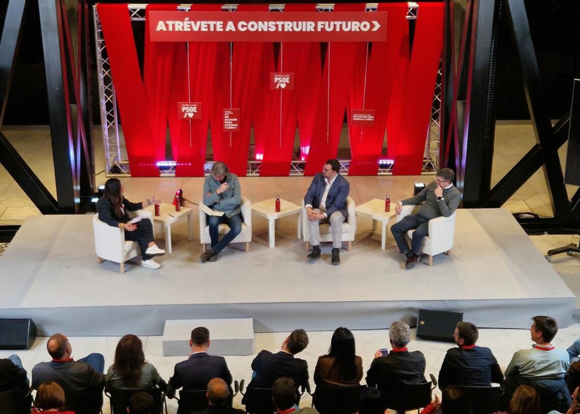 Mesa de trabajo de las Jornadas ‘Atrévete a construir futuro. Los Fondos Next Generation, motor de crecimiento en Castilla y León', en León capital.EUROPA PRESS
