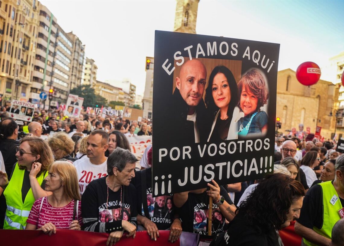 Una nuvea manifestación recorre el centro de València para pedir la dimisión de Mazón por su gestión de la dana en el año de la tragediaJORGE GIL/EUROPA PRESS