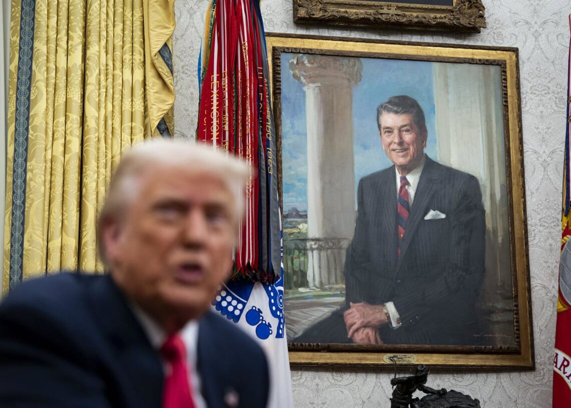 Archivo - Donald Trump junto a un retrato de Ronald ReaganAl Drago - Pool via CNP / Zuma Press / ContactoPho