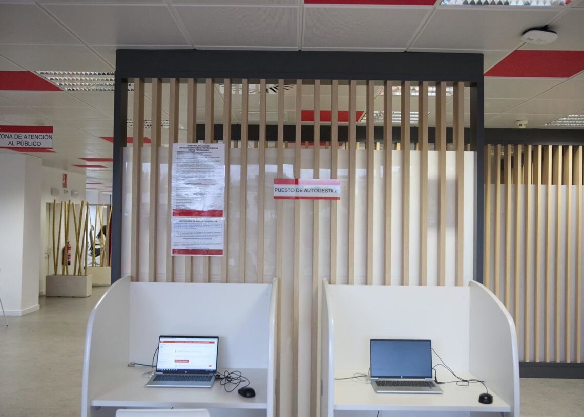 Archivo - Dos ordenadores en una oficina de empleo del SEPE del Barrio del Pilar, a 2 de abril de 2024, en Madrid (España). Jesús Hellín - Europa Press - Archivo
