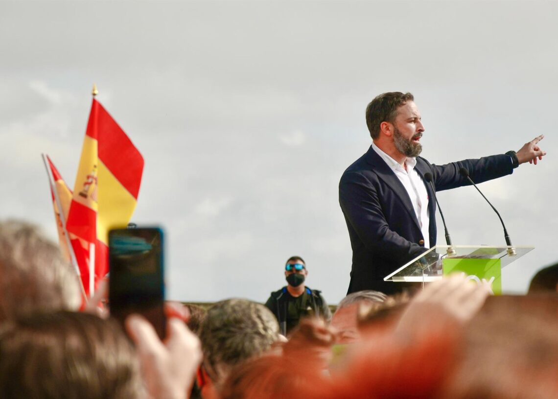 Archivo - El presidente de Vox, Santiago Abascal, interviene durante una concentración en Arrecife, Lanzarote (España), a 5 de diciembre de 2020. Enrique de Rada - Archivo