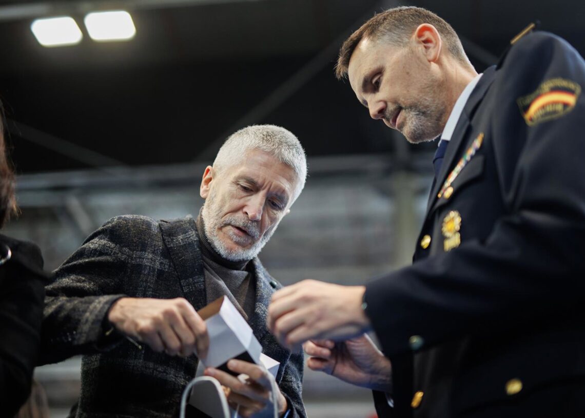 Archivo - El ministro del Interior, Fernando Grande-Marlaska (i), visita los stands de Policía Nacional y Guardia Civil en la Feria AULA 2024, en IFEMA Madrid, a 9 de marzo de 2024, en Madrid (España). Esta visita se produce justo un día después de que elAlejandro Martínez Vélez - Europa Press - Archivo